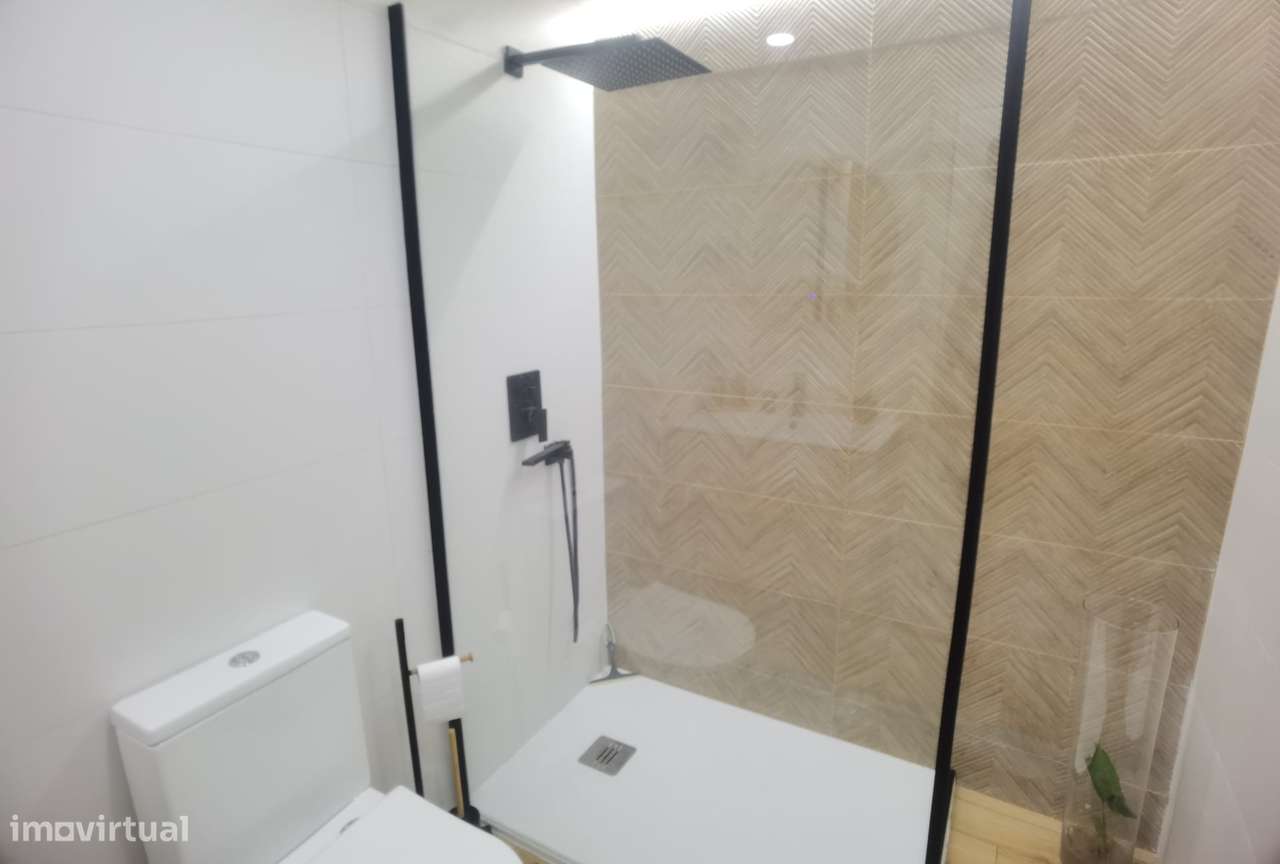 Apartamento T2 Renovado Almada-19