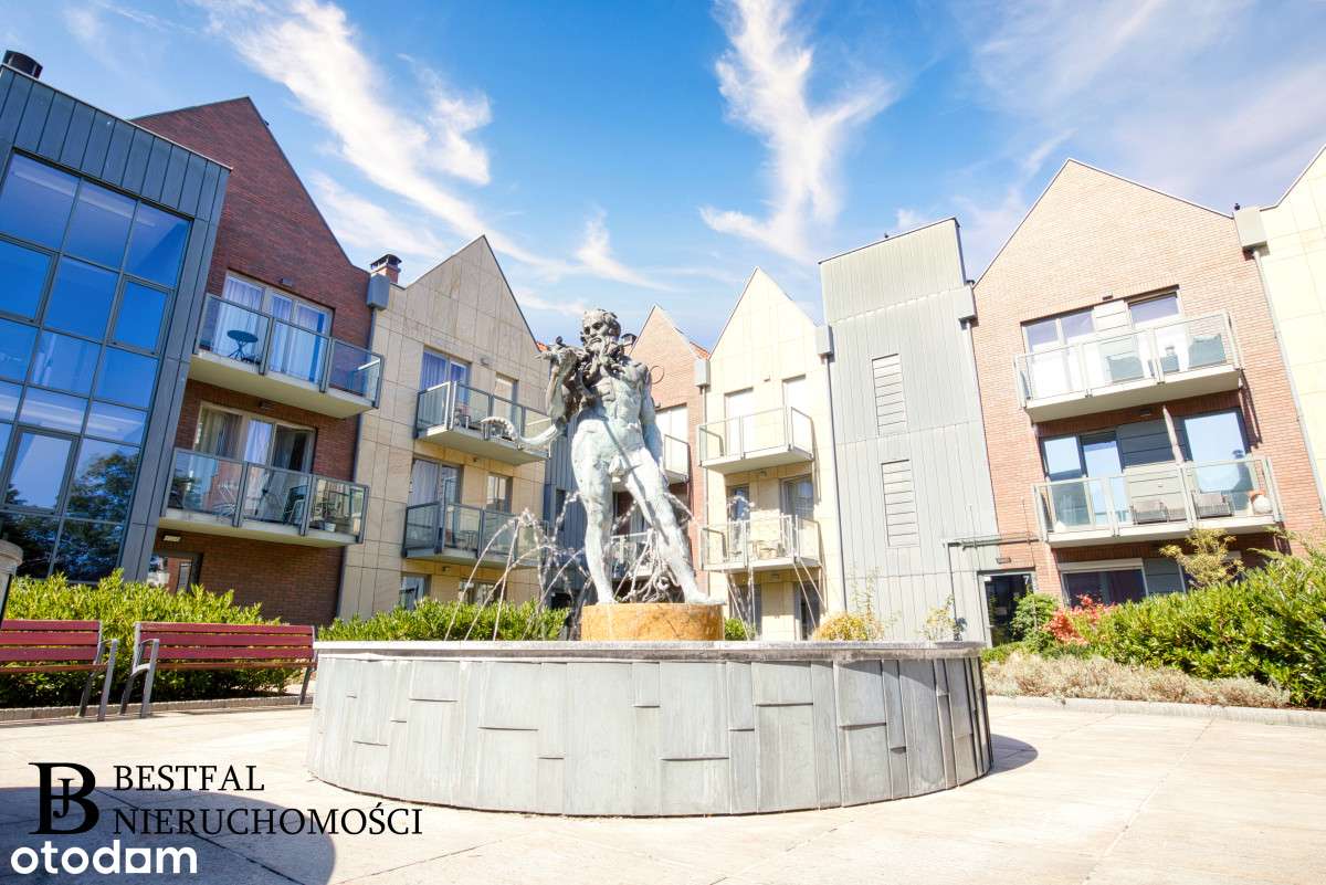 Apartament  z halą garażową balkonem i tarasem-12