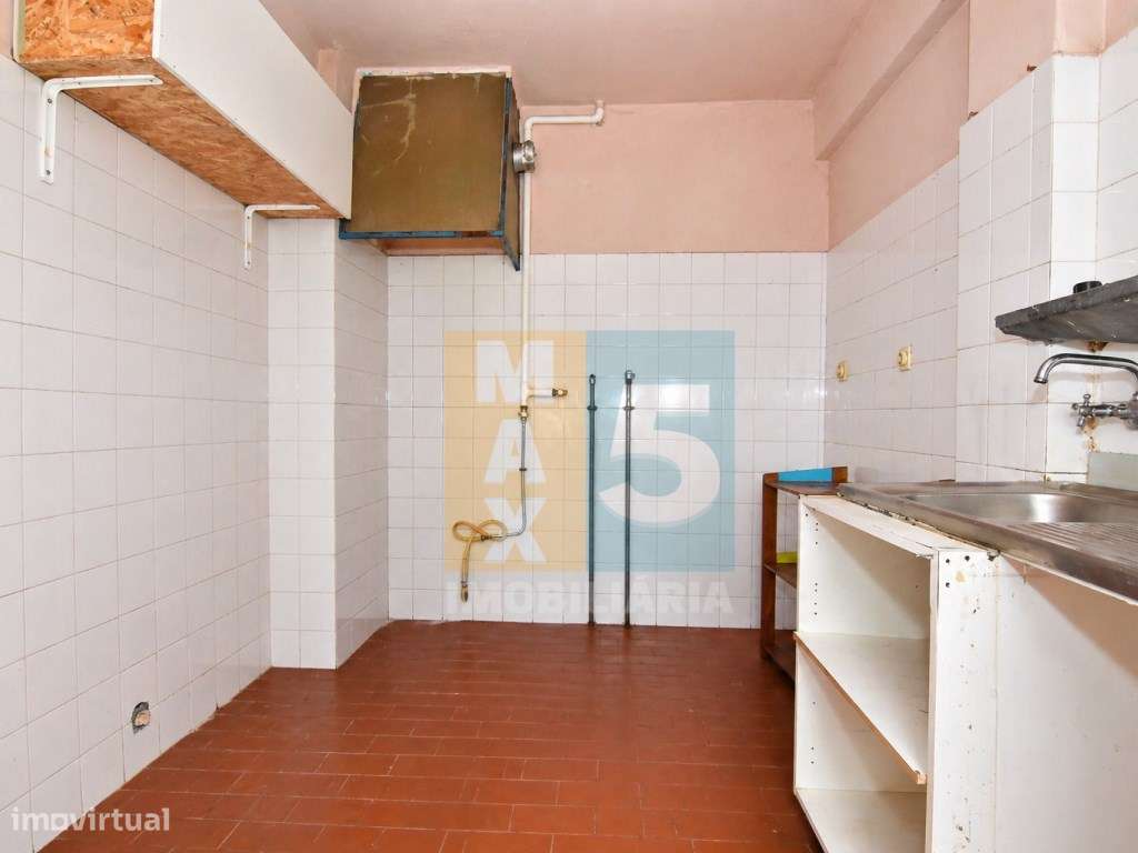 T1 com boa luz natural para remodelação total - Vale da Amoreira-20