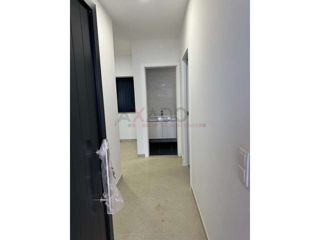 MORADIA TOTALMENTE REMODELADA EM LORIGA PERTO DA PRAIA FLUVIAL - Grande imagem: 4/39