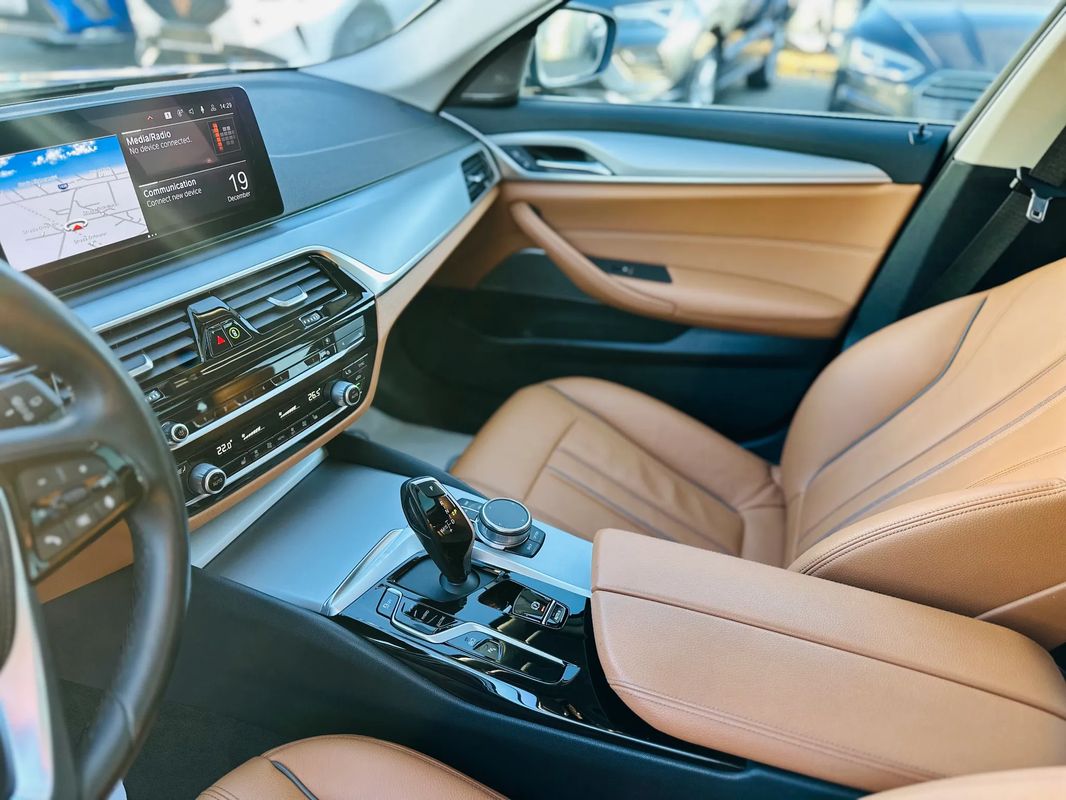 BMW Seria 5 530e xDrive Touring Aut. - 30