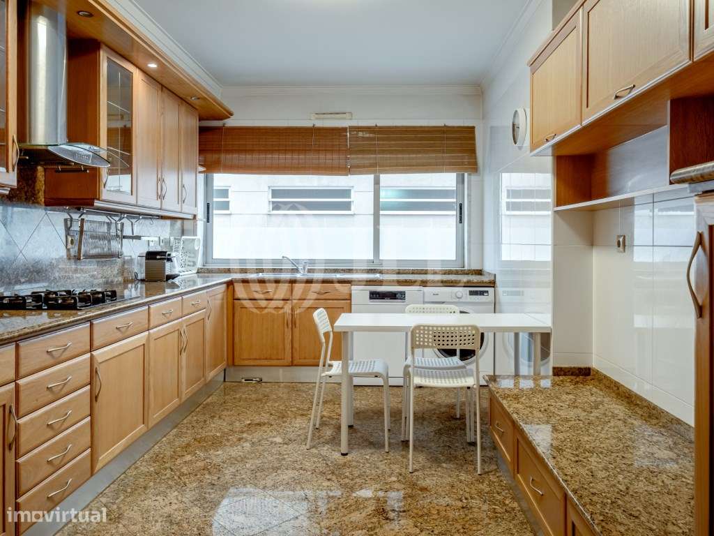 Apartamento T4, com terraço e estacionamento, em Lisboa-5