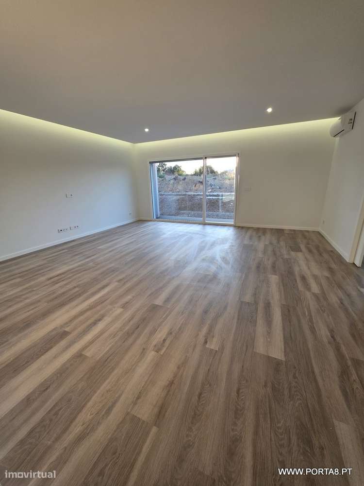 Apartamento T3 Novo com Duas Suites e Varanda — Barosa, Leiria-1
