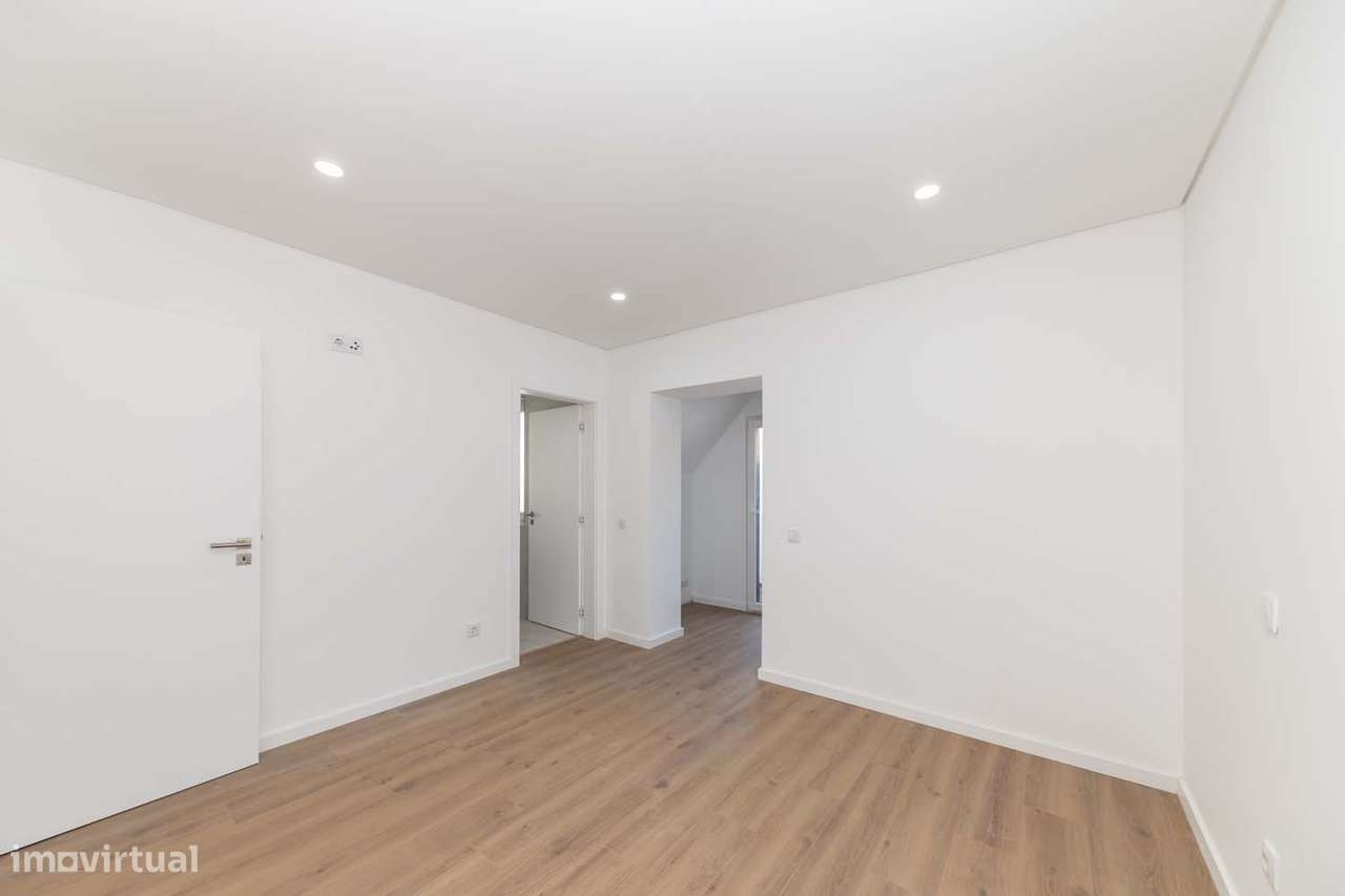 T3 NOVO – Apartamento com Espaço Exterior Único de 500 m² no Seixal-35