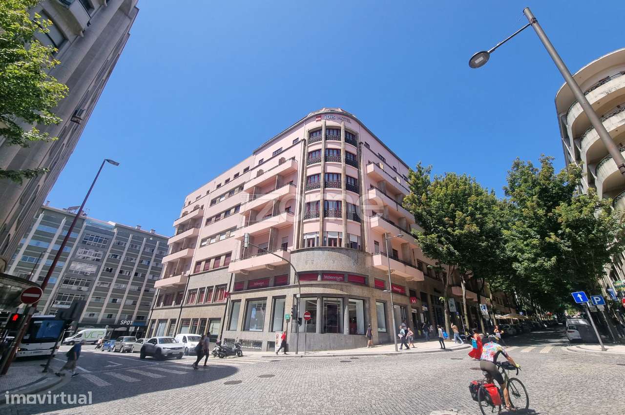 T3 c/ varanda e elevador em edifício remodelado em 2023 - 5º piso - Grande imagem: 3/38