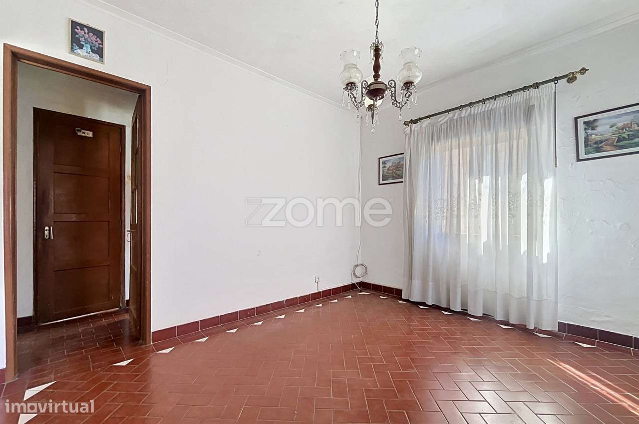 Moradia T4 com jardim e espaço exterior-31
