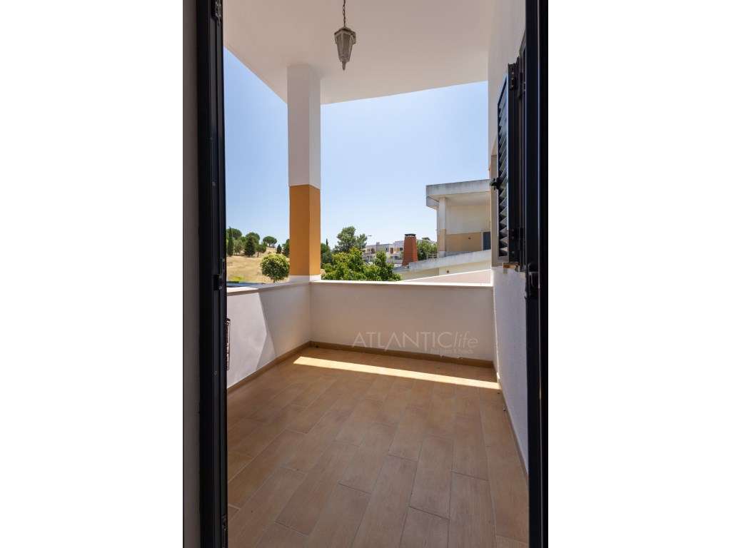 Moradia T3 Amadora com Excelentes Áreas e Espaço Exterior-23