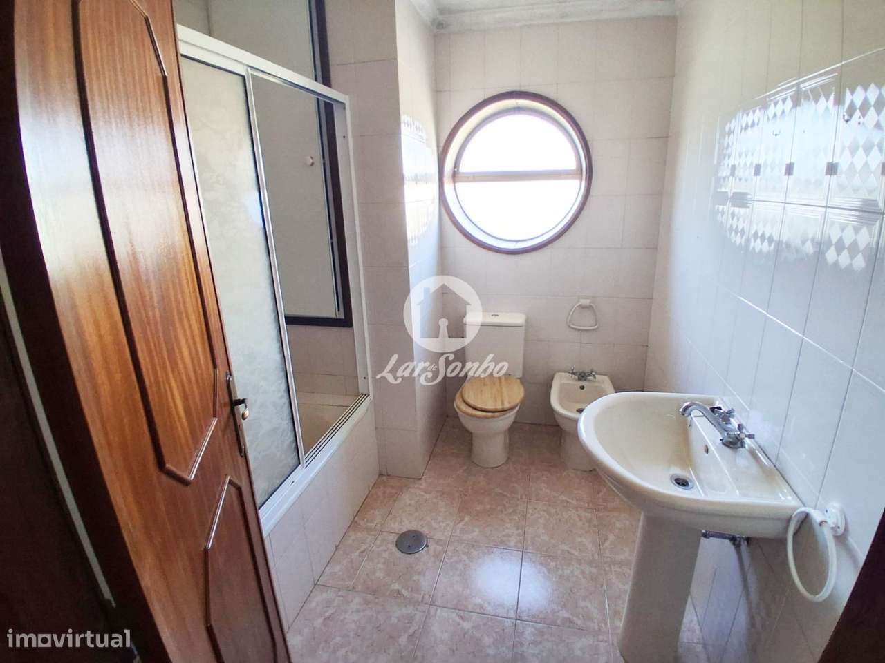 Apartamento T3 com duas frentes, garagem/box e remodelação em curso...-18