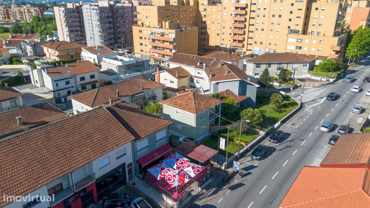 Moradia T3 c/ jardim, quintal, garagem e cave – 4 frentes em Rio Tinto - Grande imagem: 4/35