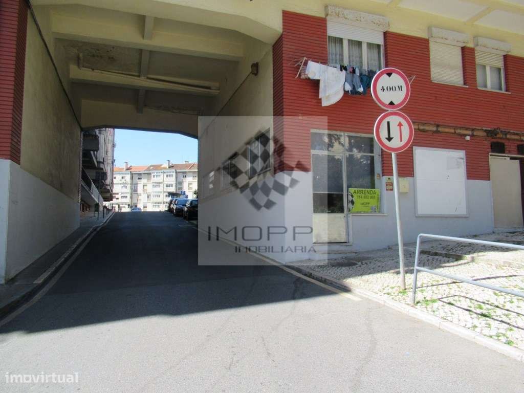 Loja com excelente localização na Reboleira-11