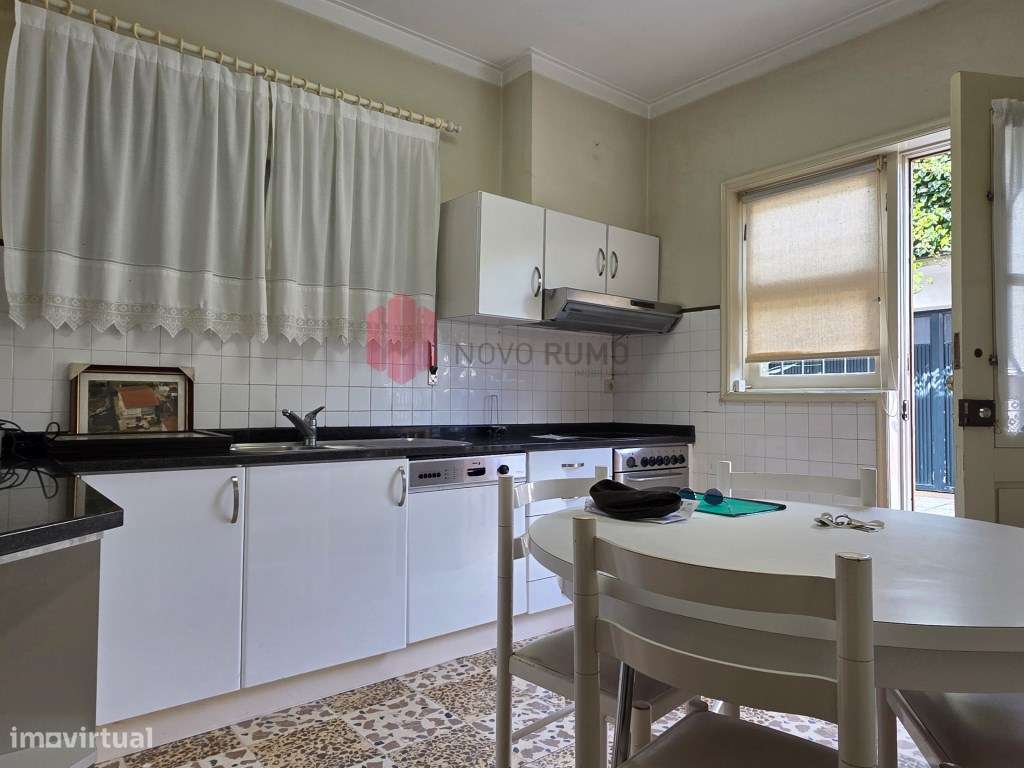 Moradia T6 de 4 frentes em Nogueira da Maia Excelente estado, áreas...-12