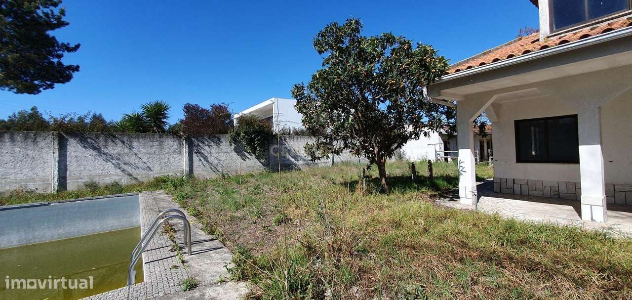 Quinta com 5000 m2  com moradia T4-18