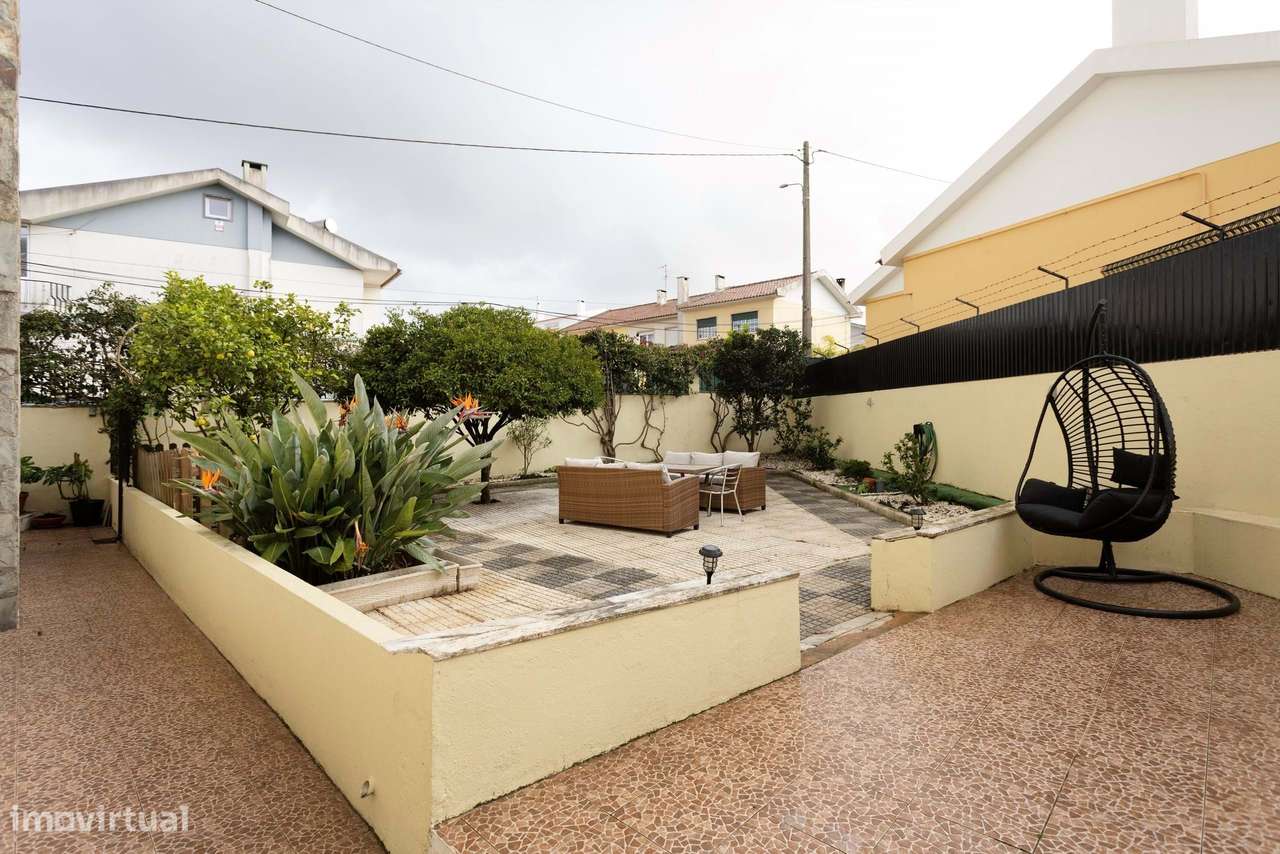 Moradia remodelada com jardim, garagem e vista desafogada, Algueirão,-52