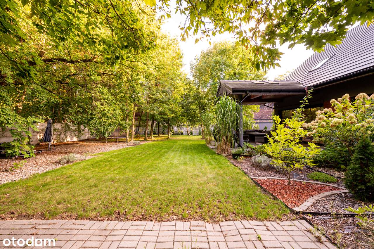 Komfortowy dom z zjawiskową działką świetnie skomunikowany-4