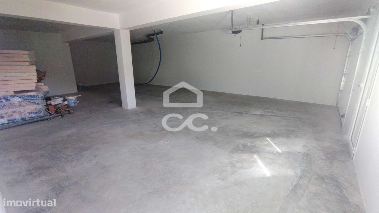 Moradia de rés do chão e 1º andar, em lote de terreno individual em zo-14
