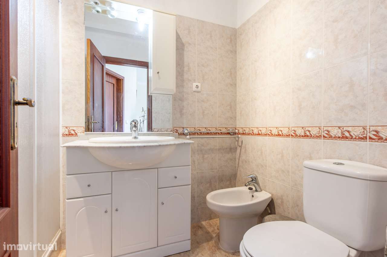 Moradia Bifamiliar com 2 Apartamentos T1 para Habitação e Rendimento-38