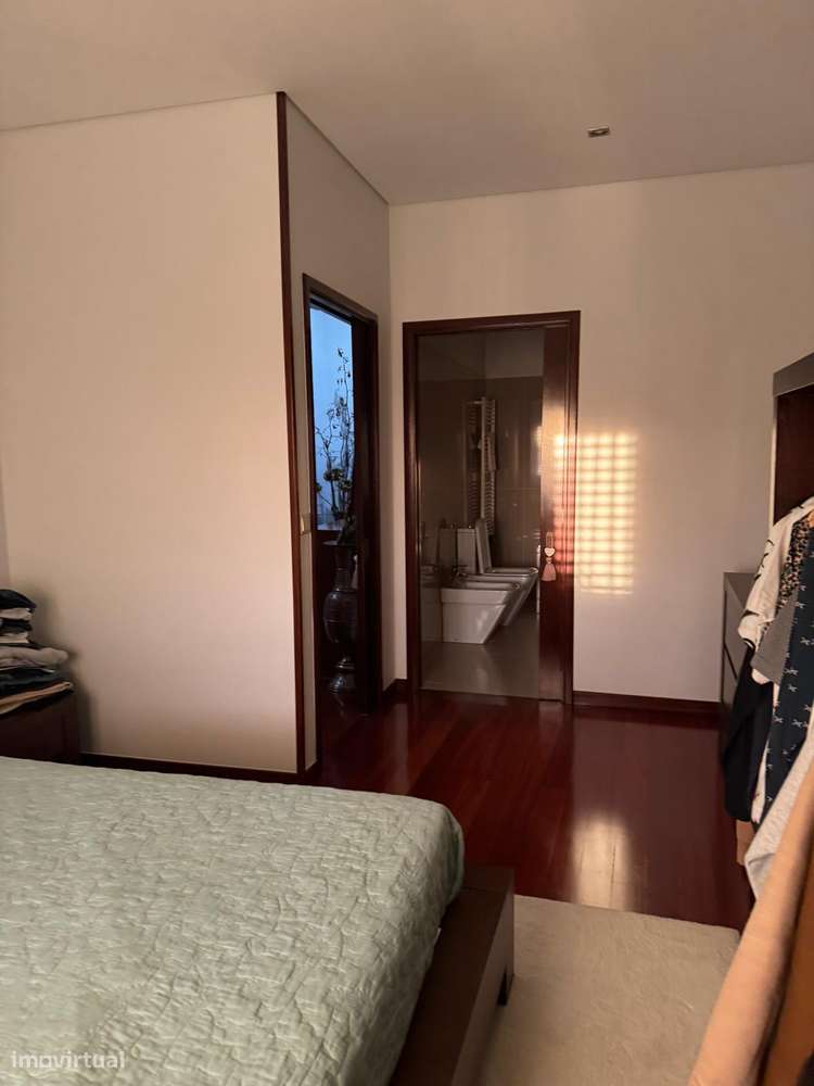 Moradia térrea T4 em pedra com 386m2 e terreno com 6.000m2, anexos.-38