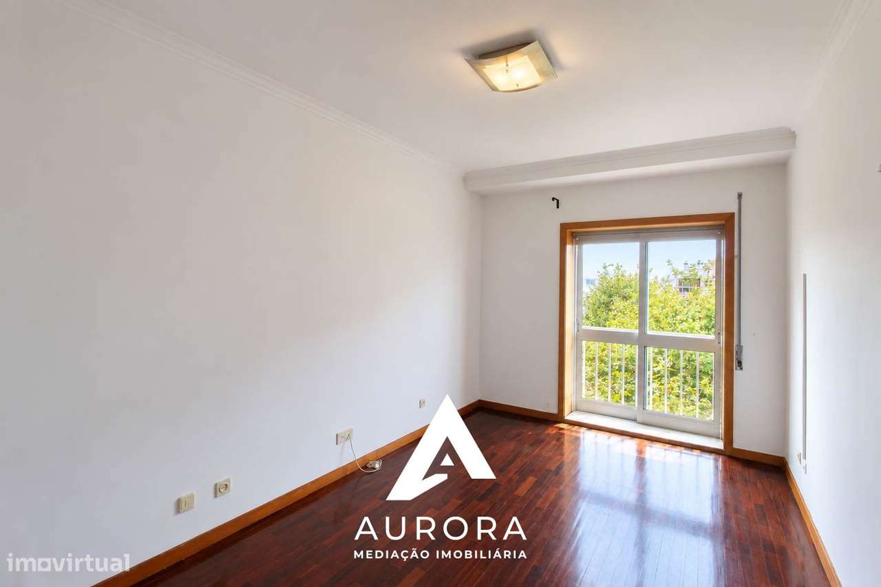 Apartamento T3 com 2 lugares de garagem e sótão-10