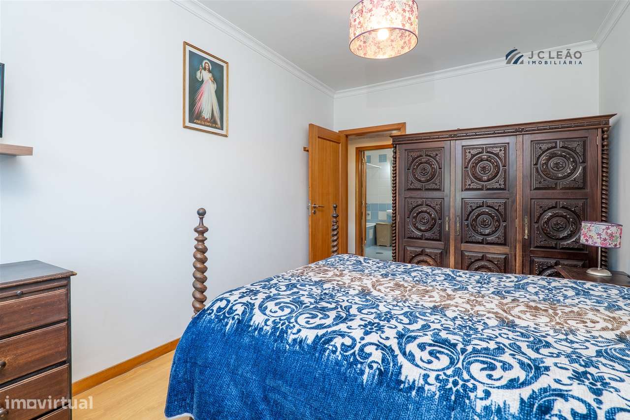 T3 com Excelente Exposição Solar no Coração de Paredes-32