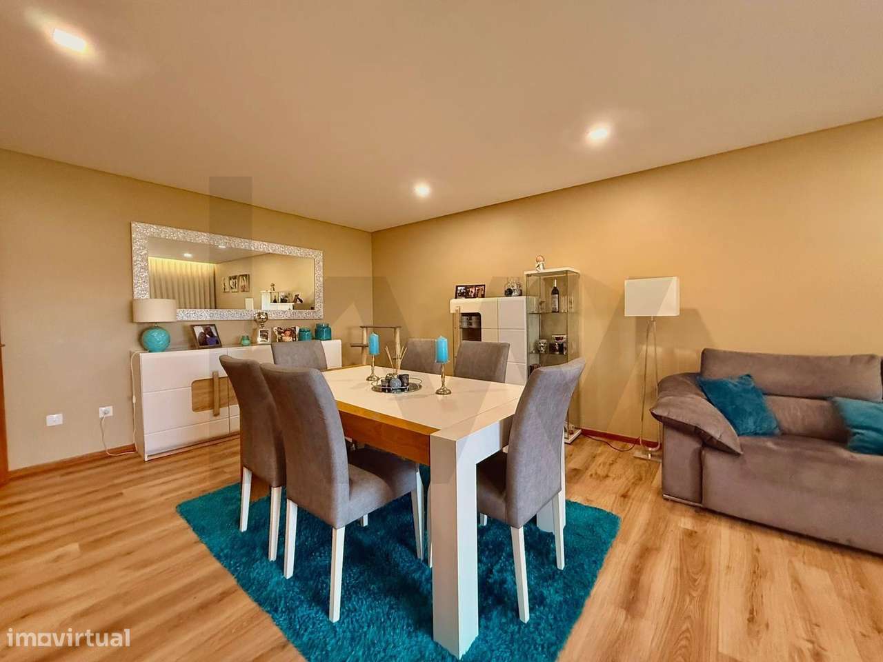 APARTAMENTO T3 RENOVADO, COM SUITE, ELEVADOR, PRÉDIO COM JARDIM E CHUR - Grande imagem: 4/34