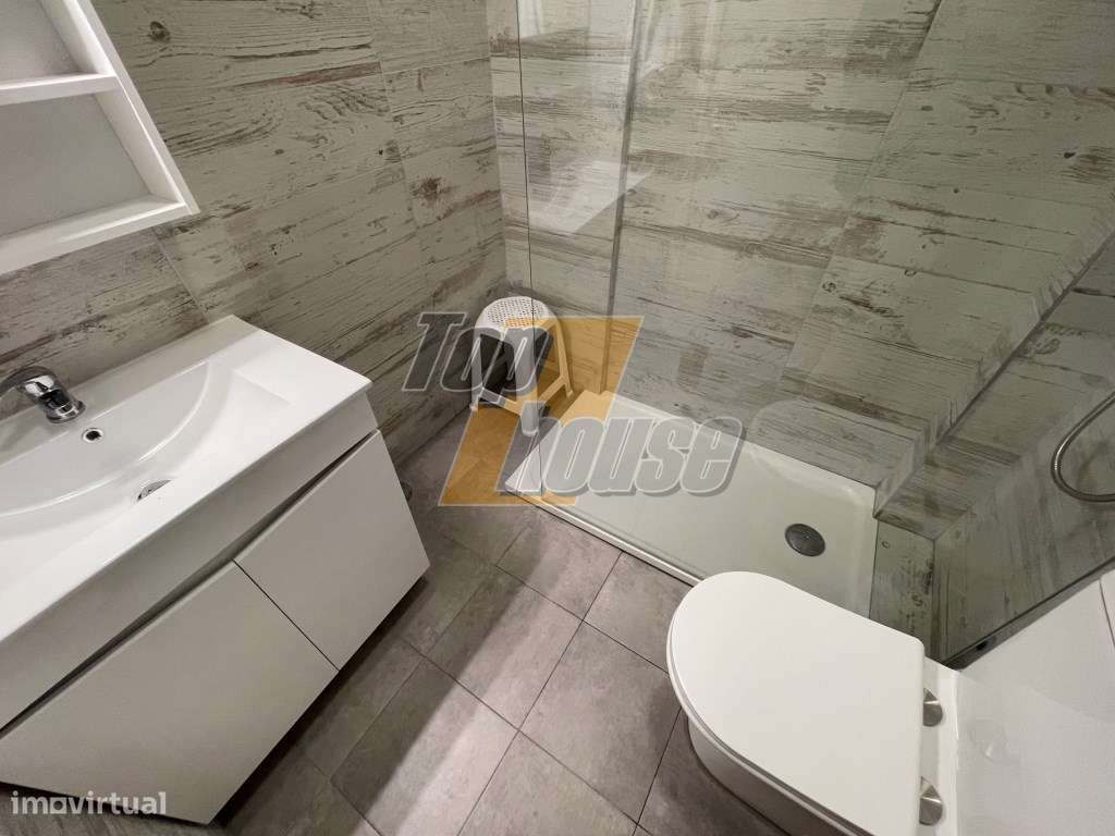 Apartamento T1 Totalmente Reabilitado em Santo António da Caparica-13