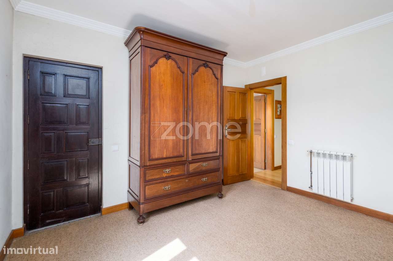 Moradia T4 (espaçosa) em Casais de Mem Martins-22