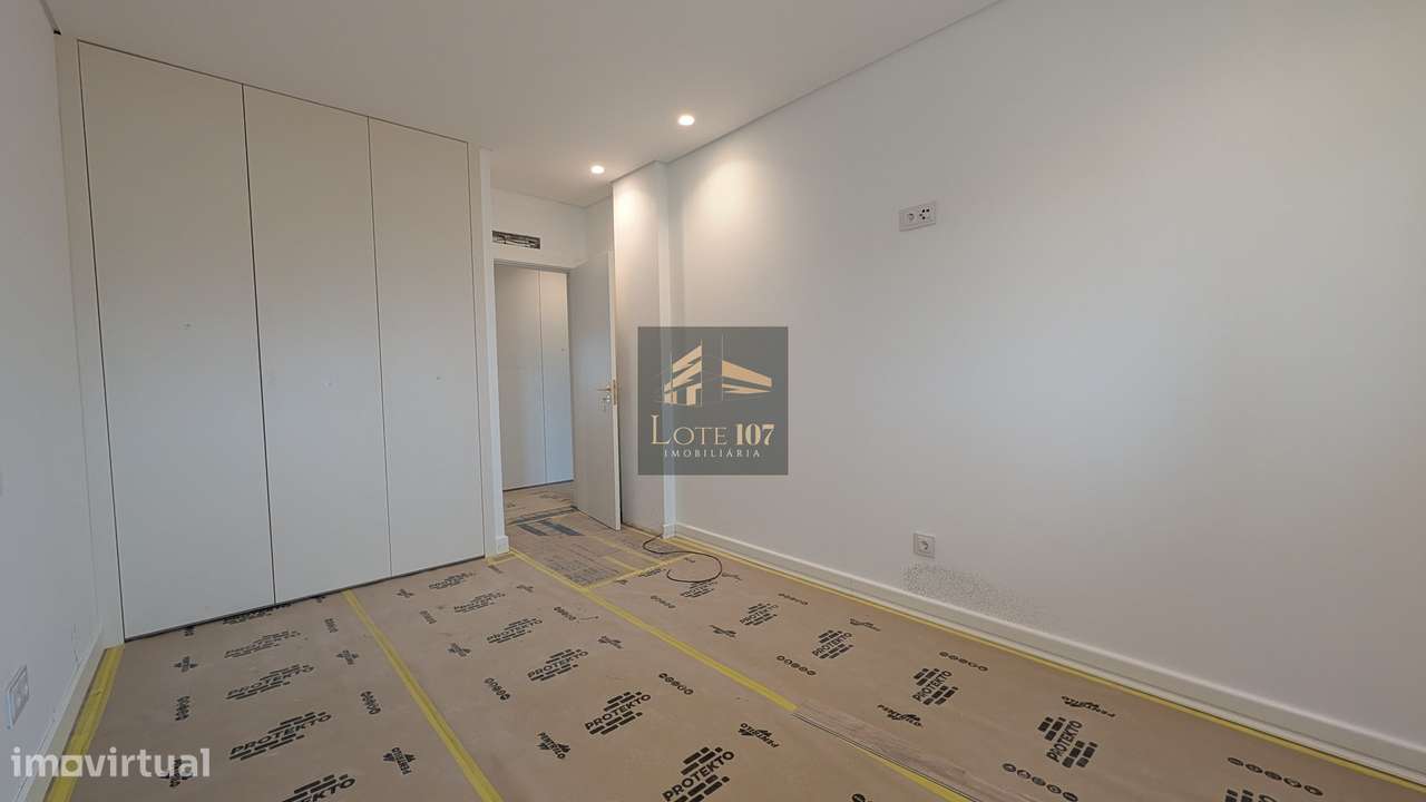 Apartamento T2 Novo em Val Flores-18