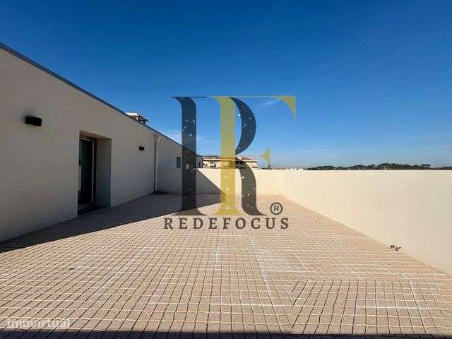 Moradia T4 de Luxo com Piscina e Jardim em Esmoriz-47