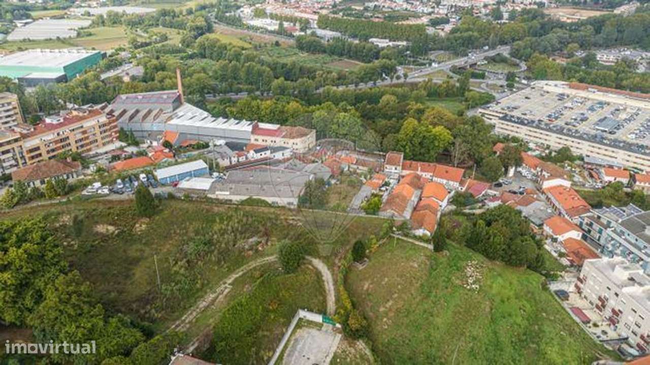 Prédio na zona histórica de Guimarães - Grande imagem: 5/14