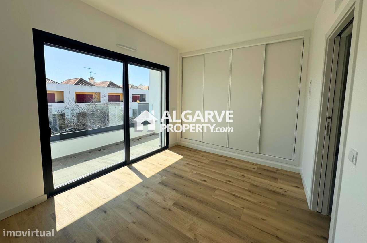 Moradia geminada V2 a poucos passos de cafés e restaurantes com vista - Grande imagem: 4/21