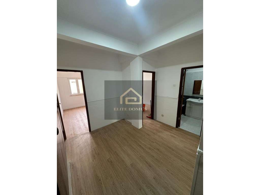Oportunidade única - Apartamento T2 com 87m² - Parcialmente Remodel... - Grande imagem: 2/9