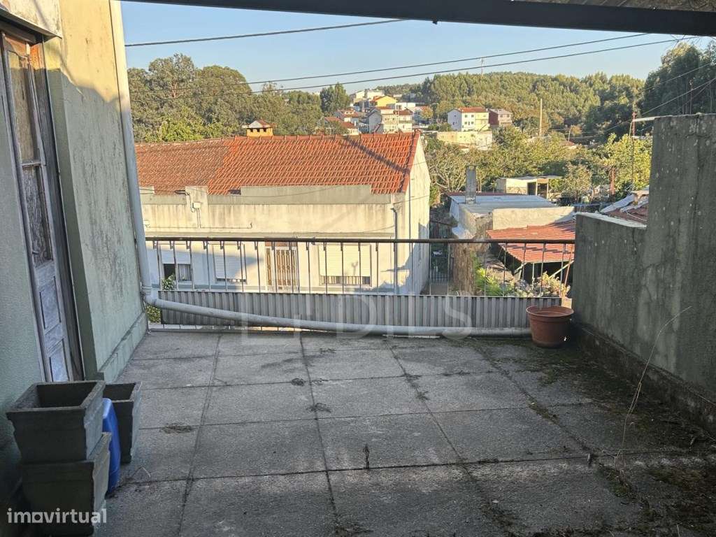 Prédio com 460m2 e amplo terreno, em Milheiros, Maia - Grande imagem: 2/15