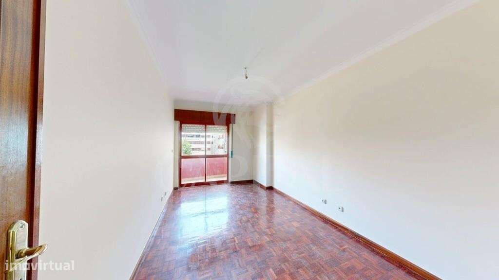 T2 espaçoso com varanda e garagem-12