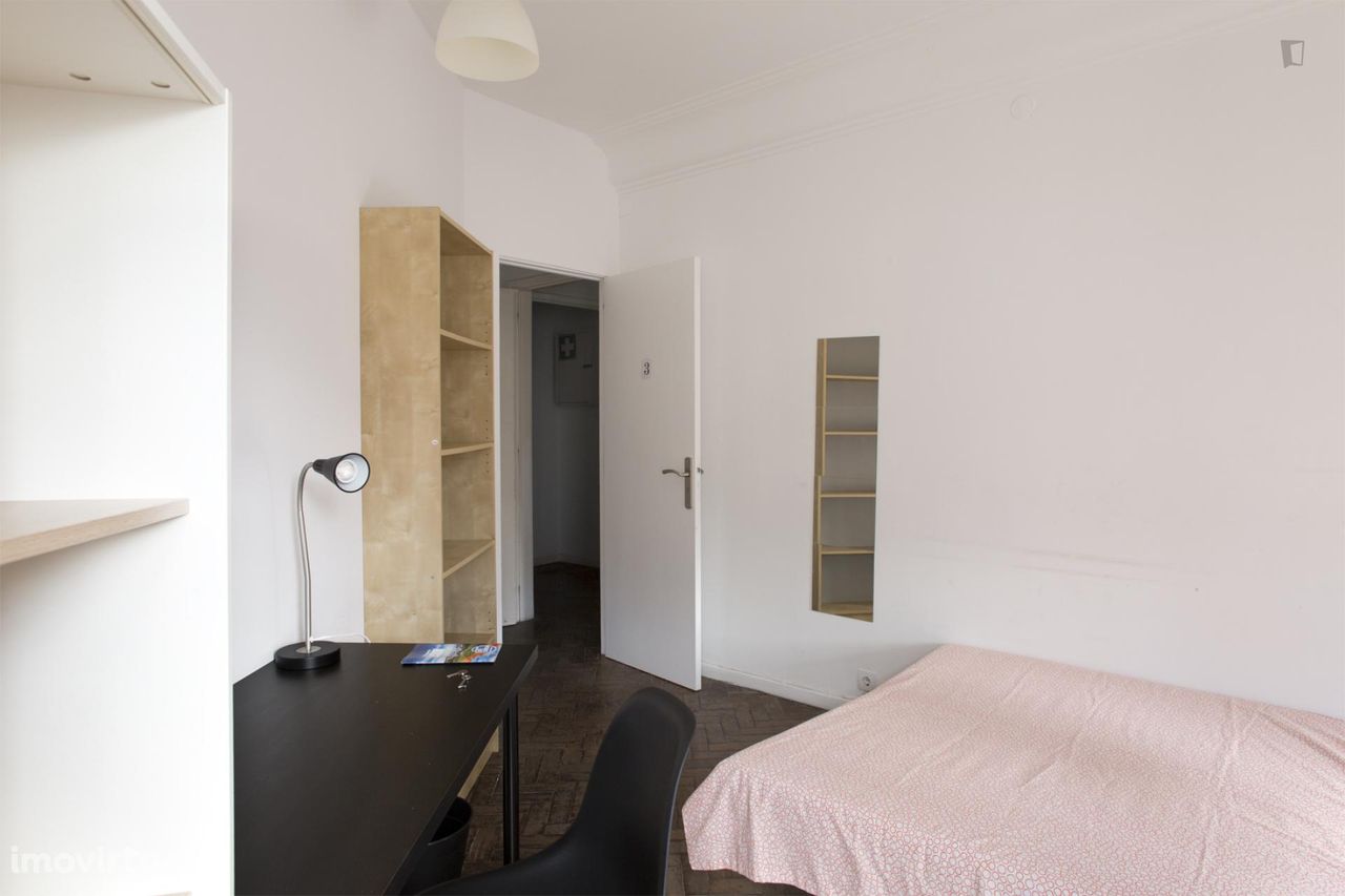 94535 - Quarto com cama de solteiro em apartamento com 7 quartos