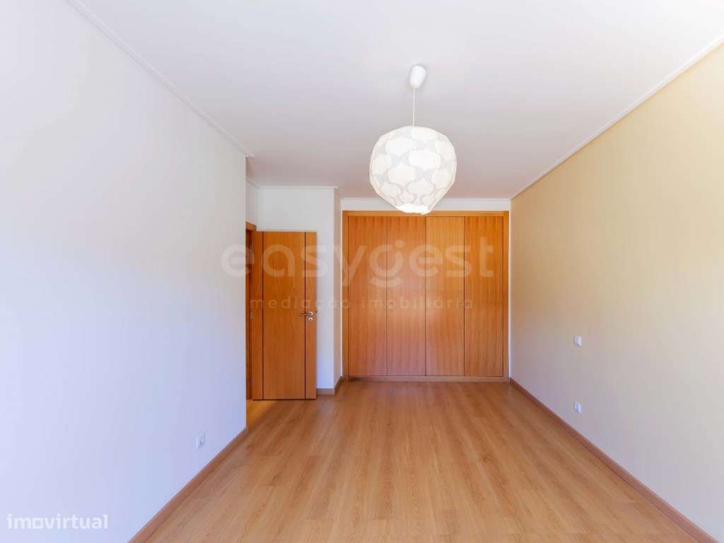 T2 Colinas do Cruzeiro com garagem para mais de 20 carros e terraço...-8