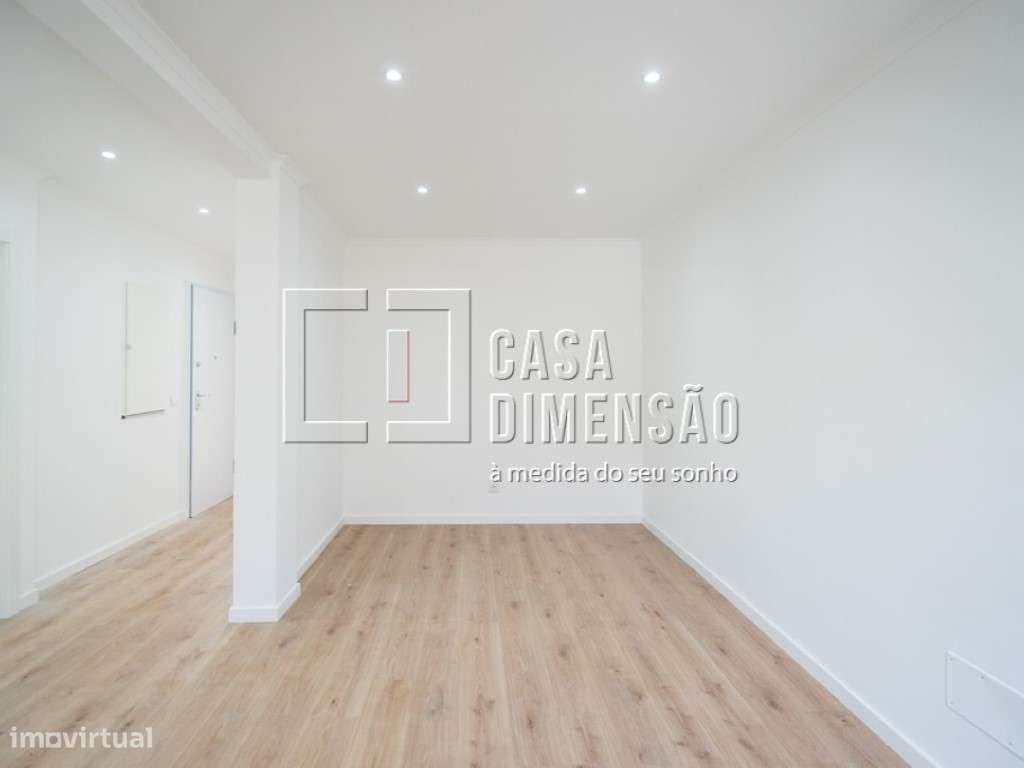 Apartamento T1, em fase de remodelação, Na Damaia!!-5