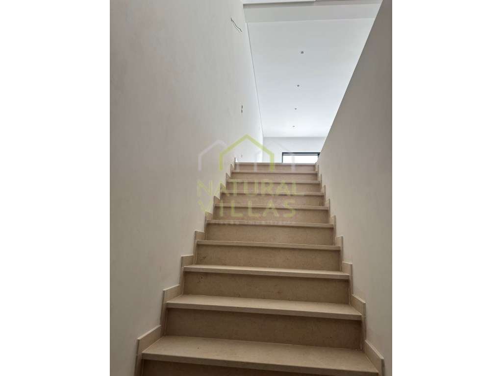 Moradia T3 em Construção, Armação de Pêra-12