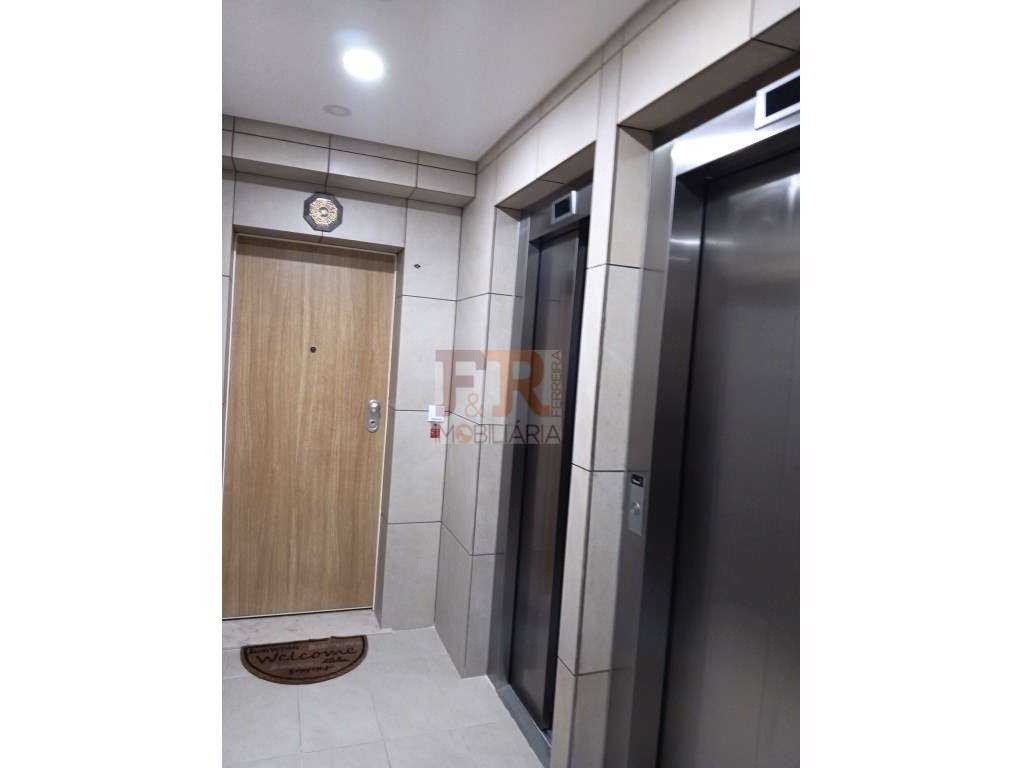 Excelente !!Apartamento T2 Semi- Novo com Varanda e Garagem-26