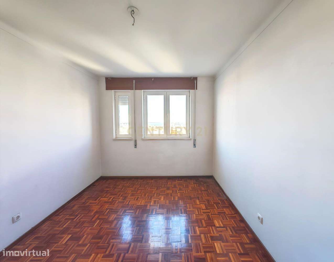 Apartamento T3 renovado recentemente com vista de Rio e Lisboa nos Oli-8