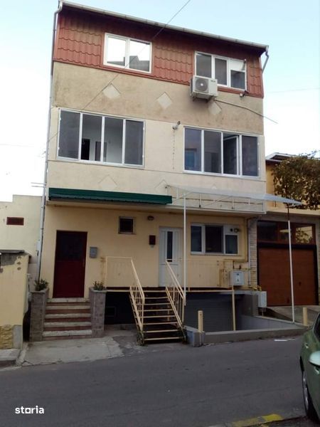 PROPRIETAR vind ap 2 camere la mare etaj 1 in vila Constanta 95000euro