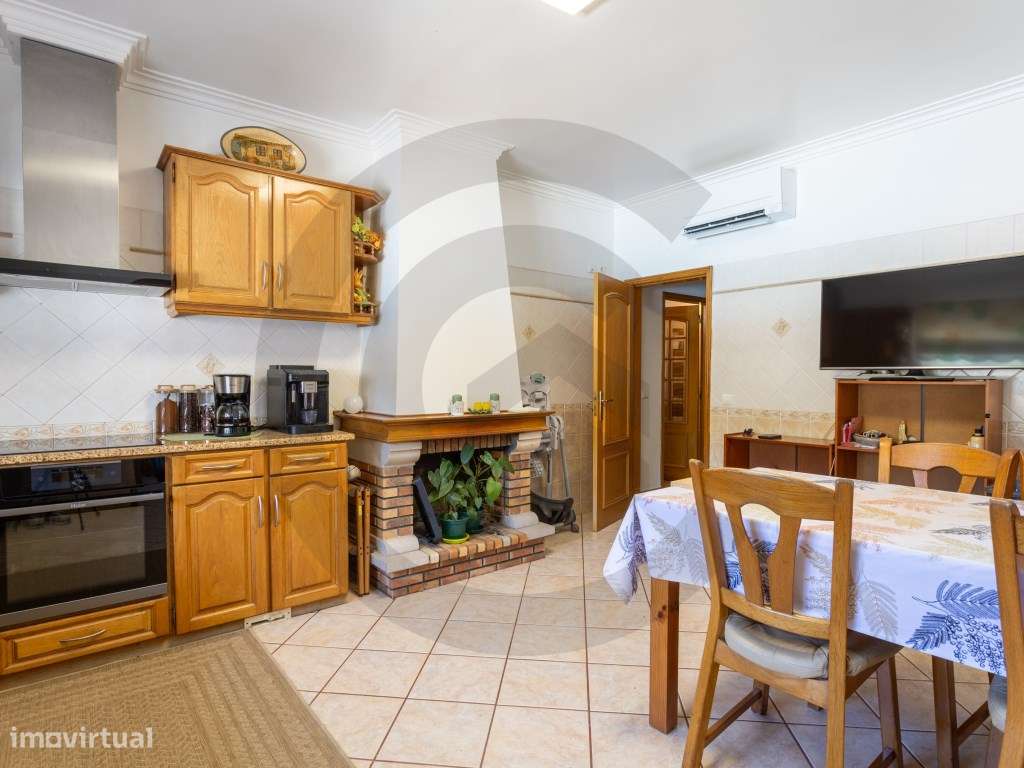 Moradia T4 com piscina e terreno urbano junto à Barragem do Castelo... - Grande imagem: 4/12