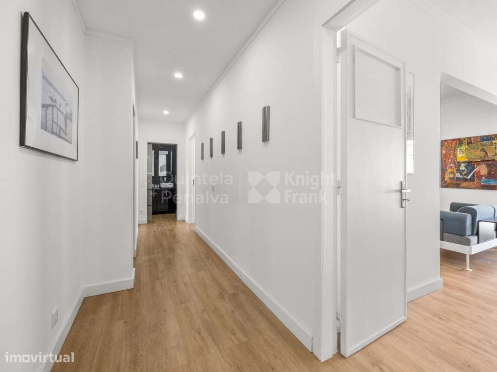 Apartamento T2 renovado com varanda em Arroios-10