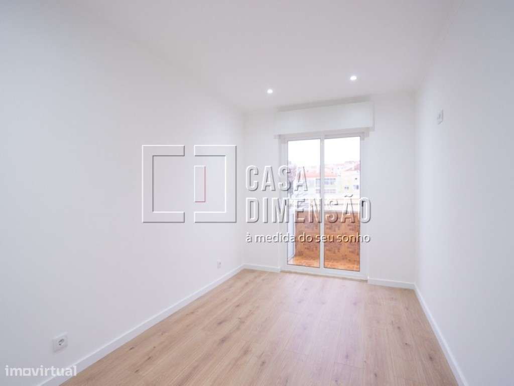 Apartamento de tipologia T2, em fase de Remodelação, no Cacém!!-17