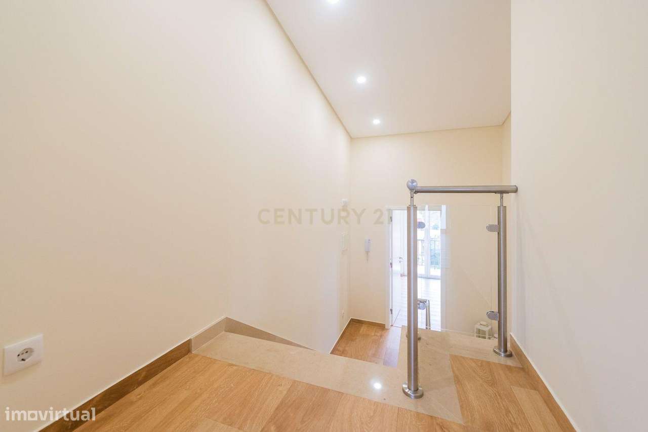 Moradia T3 localizada na aldeia de Cheleiros - Mafra-36