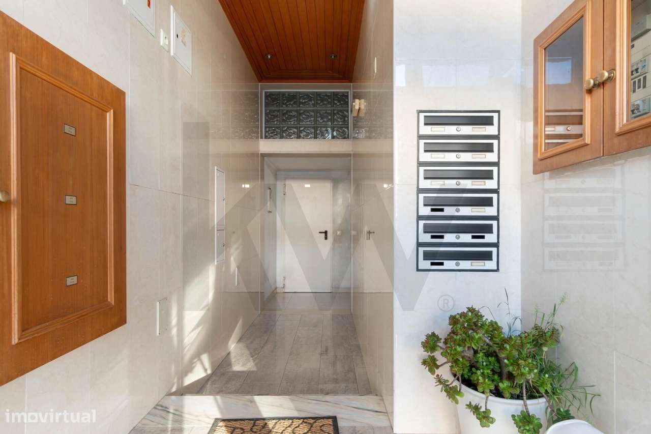 Apartamento T3, com Suíte, Arrecadação e Lugar de Garagem - Palhais, B-42