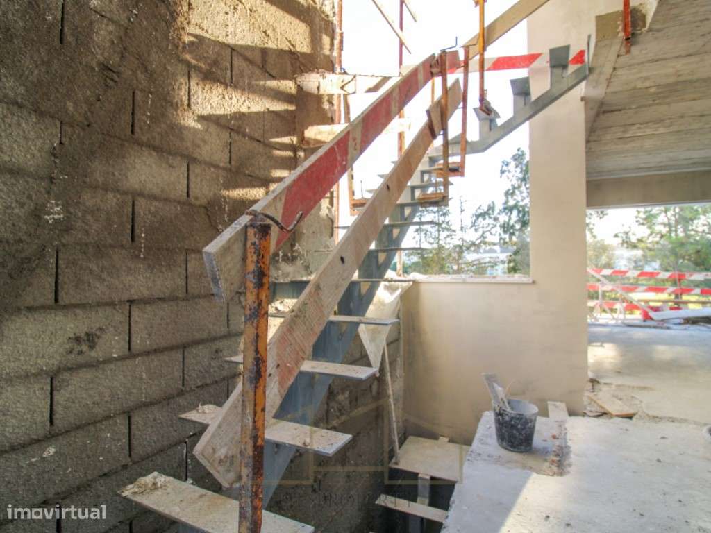 Moradia T4 Geminada com piscina na Sobreda-24