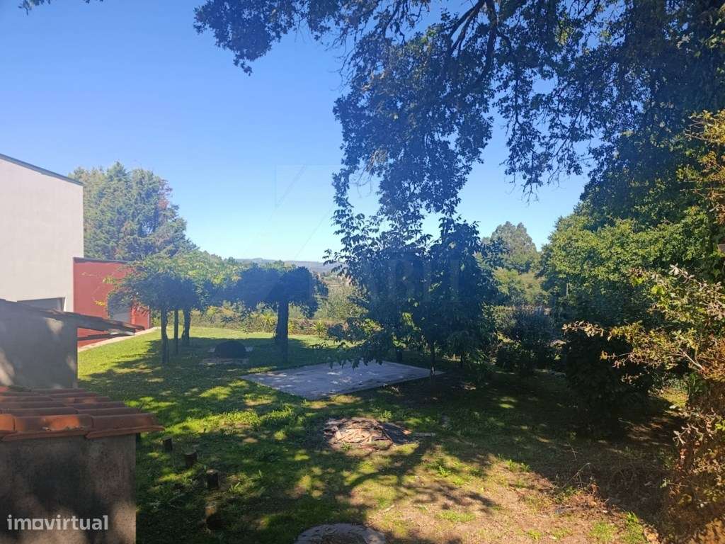 Moradia com terreno envolvente, espaços amplos e excelente potencial-50
