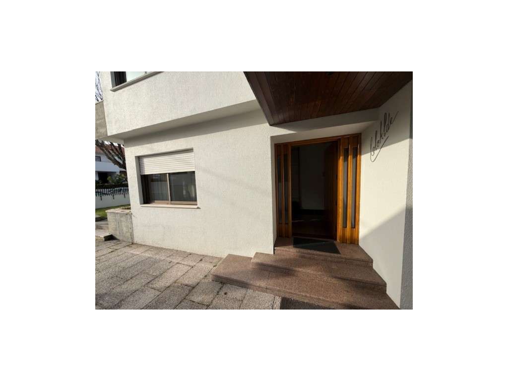 Moradia V3 na Senhora da Hora - Localização Premium!-3