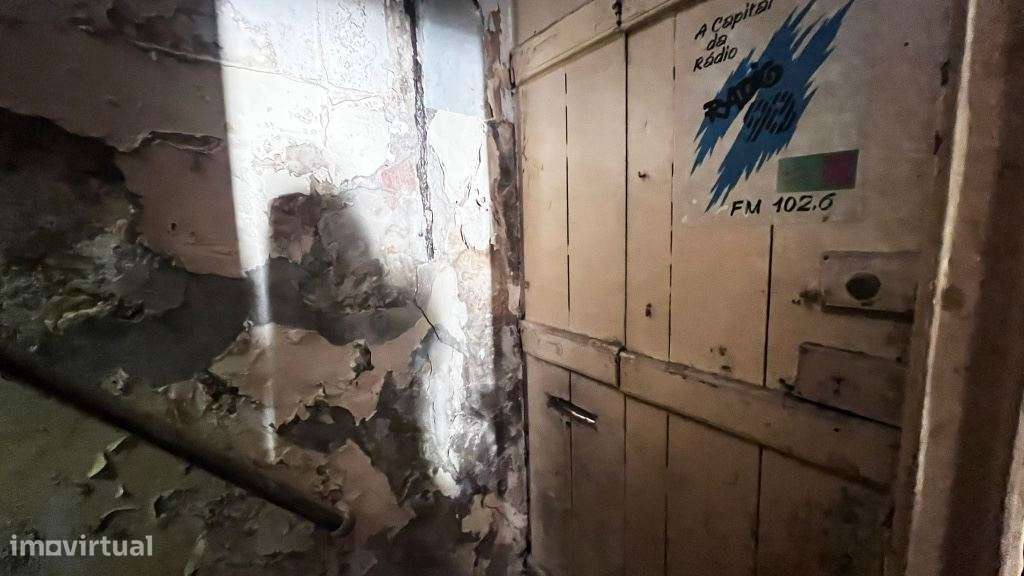 Pizzaria e Habitação no 1º andar no Centro do Montijo - Para renovar-19