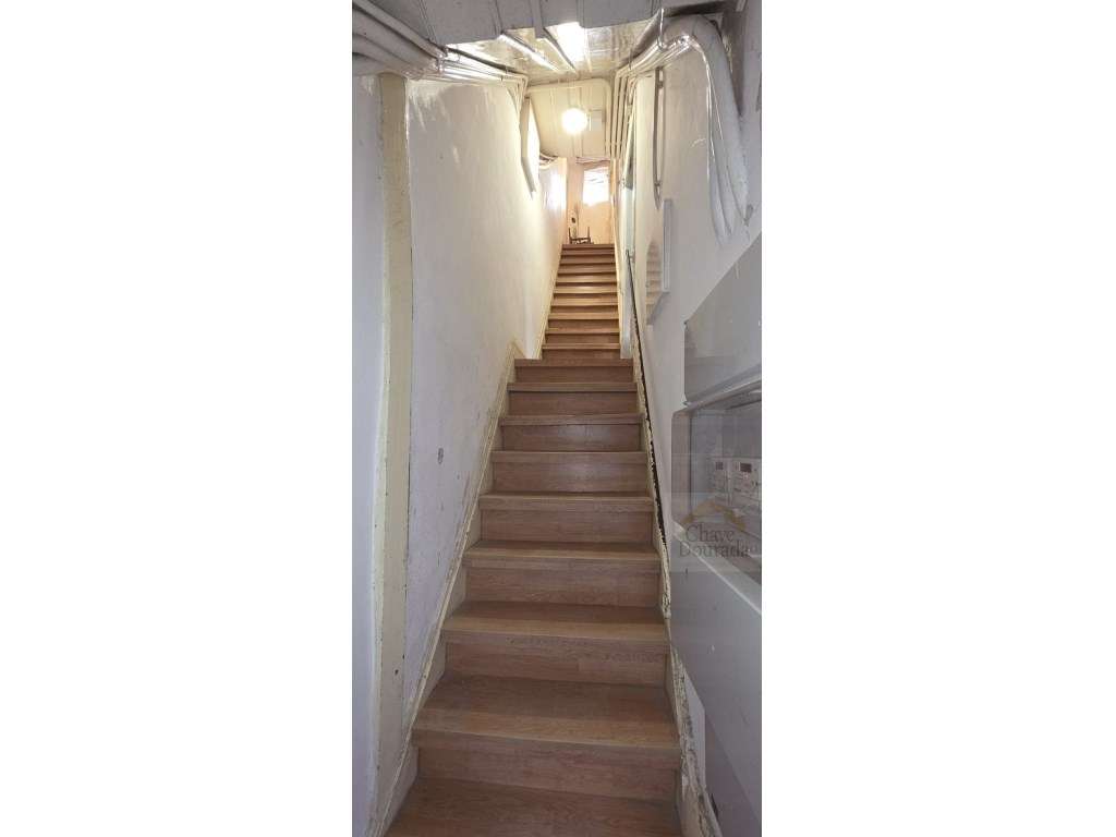 Prédio na Baixa de Coimbra com 3 T1´s-8